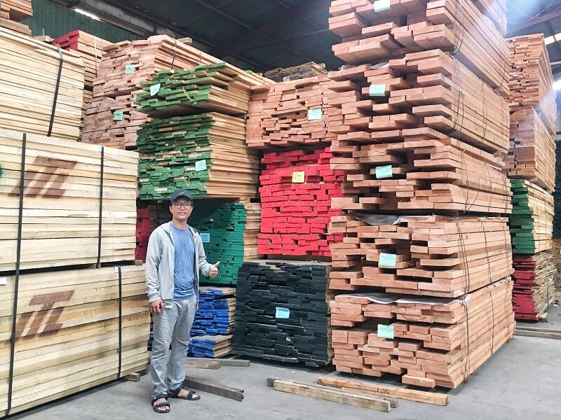 Ở nước ta, có rất nhiều đơn vị nhập khẩu gỗ nguyên liệu (gỗ thô) về gia công xẻ sấy. Tuy nhiên, chúng tôi vẫn lựa chọn nguồn gỗ được xẻ sấy, hun trùng tại Mỹ. Dĩ nhiên, nguồn gỗ đạt chuẩn xuất khẩu từ Hoa Kỳ sẽ khác biệt với gỗ được xẻ sấy trong nước. ĐIều này giúp đảm bảo những tiêu chuẩn khắt khe về độ ẩm, độ co ngót. Từ đó đảm bảo được chất lượng thành phẩm. Nguồn nguyên liệu khác nhau, trình độ chế tác khác nhau, chất lượng sản phẩm cũng khác nhau.