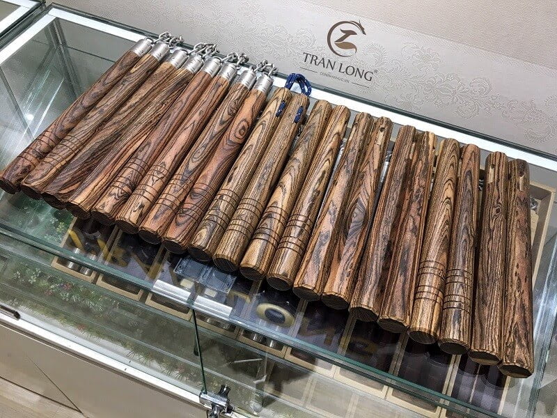 Ảnh chính diện côn nhị khúc gỗ bô cốt dây xích