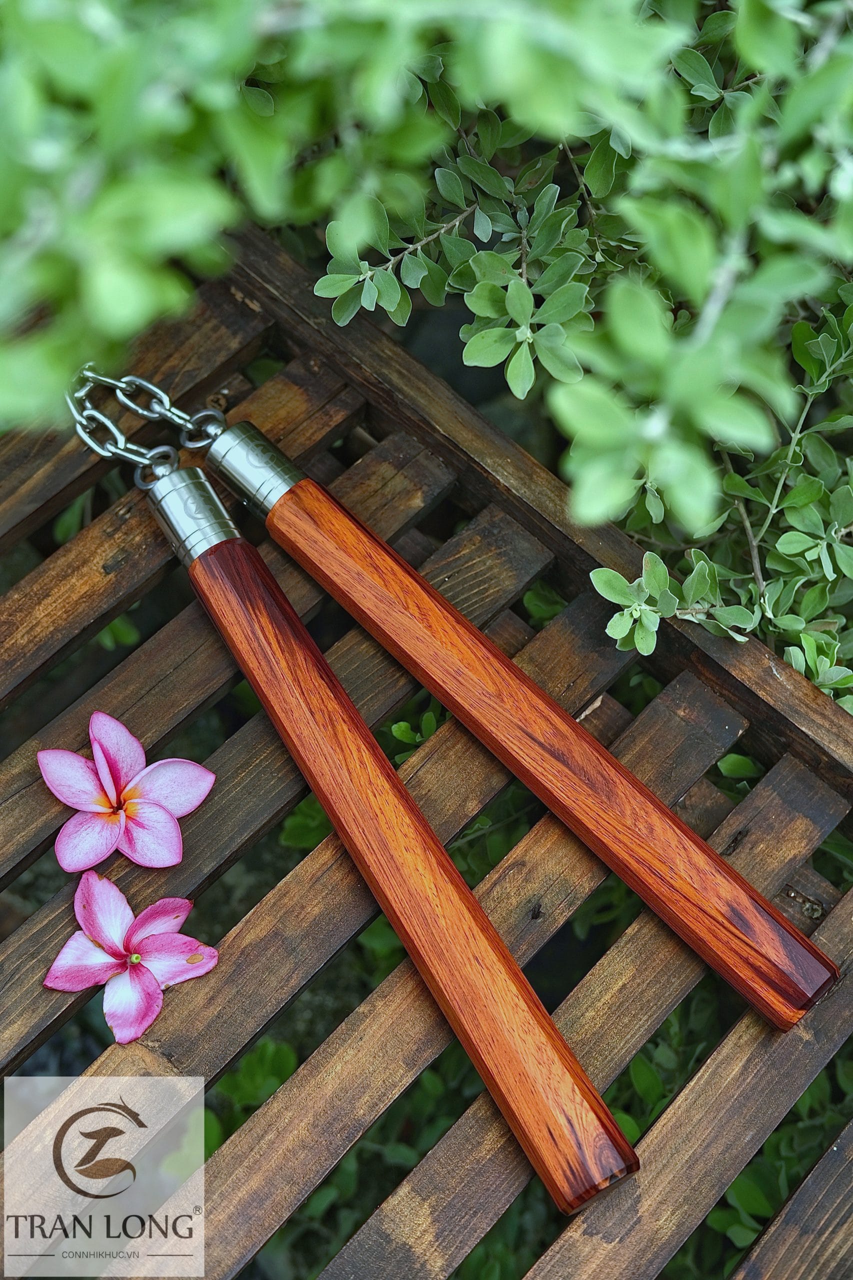 Ảnh chinh diện côn nhị khúc gỗ cẩm lai bát giác