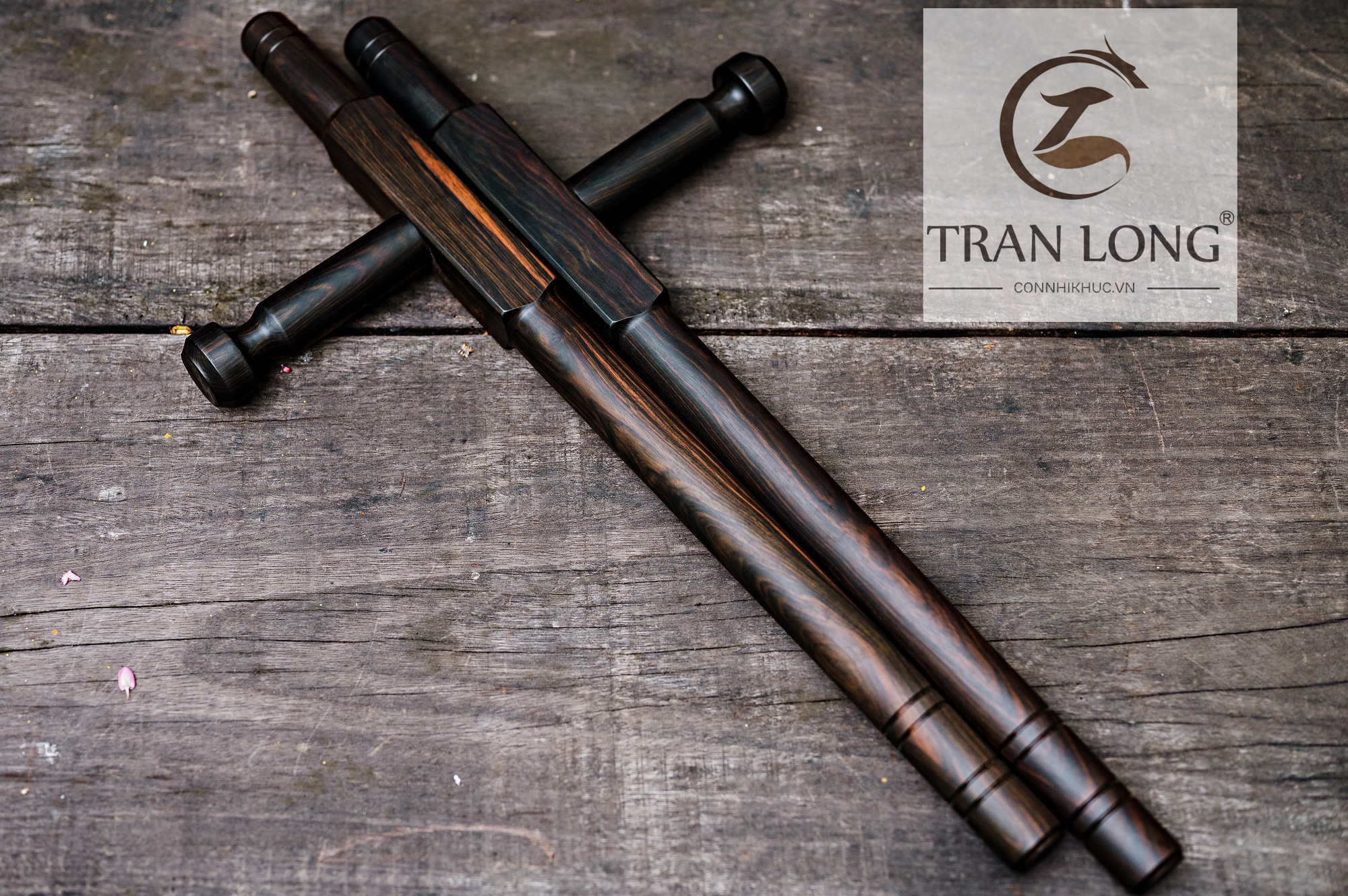 ảnh chính diện tonfa gỗ mun sọc